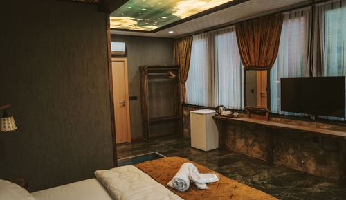 Standard Room, 1 Queen Bed, Non Smoking, Mountain View