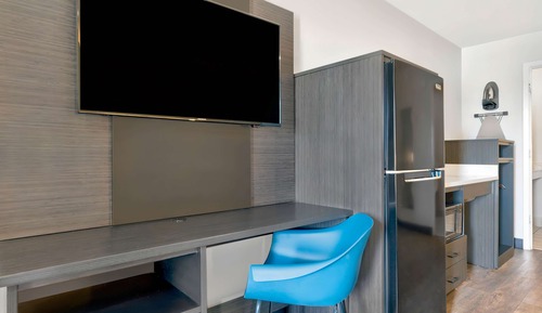 Deluxe Room, 1 King Bed, Smoking, Kitchenette
