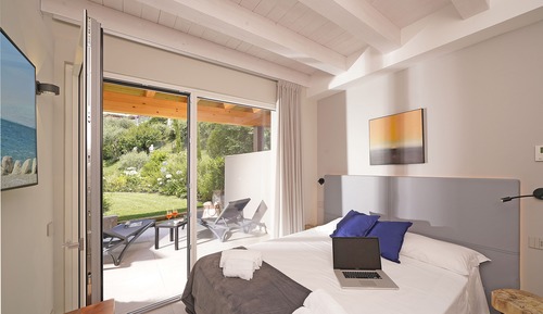 Deluxe Apartment, 2 Bedrooms, Partial Lake View, Garden Area