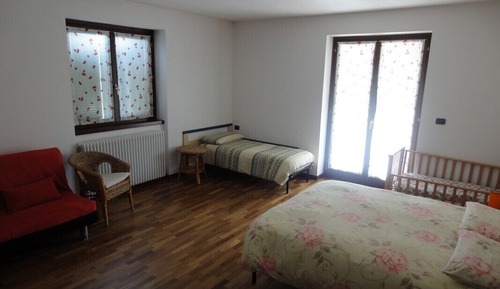 Family Room, Shared Bathroom (Silvia)