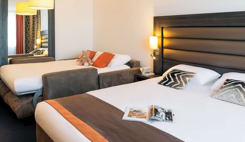 Family Room, 1 King Bed with Sofa bed