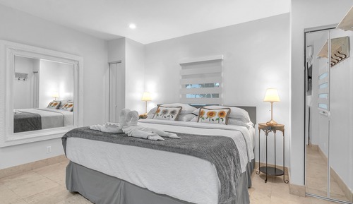 2 - Deluxe King Suite w/Twin Chair Bed