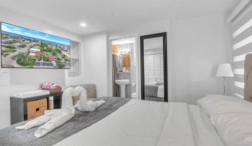 4 - Queen Suite w/Kitchenette