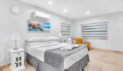 6 - Deluxe Queen Suite w/Full Couch Bed