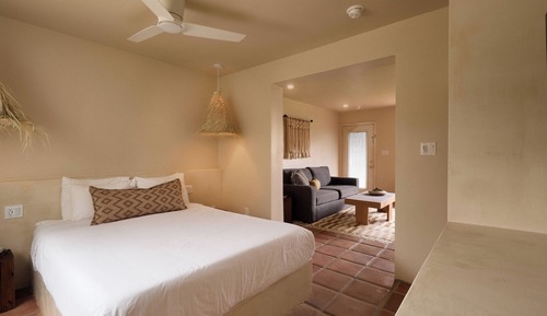 Deluxe Queen Studio Island Suite Garden