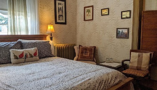 Deluxe Room, 1 Queen Bed, Bathtub