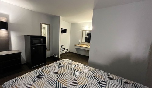 Standard Room, 1 King Bed, Smoking, Refrigerator & Microwave