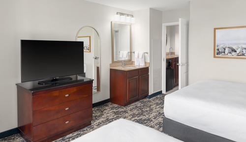 Room, 2 Queen Beds, Pool View, Corner