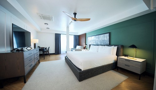 Slopeside King with Twin Sofa