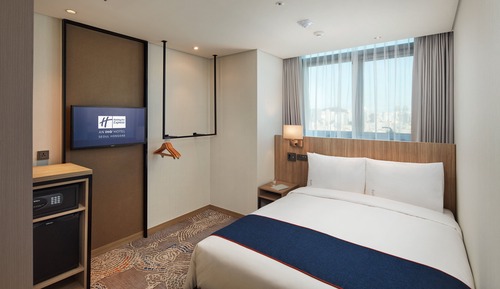 Standard Room, 1 Queen Bed, Accessible (Free Breakfast)