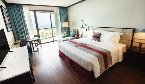 Deluxe Ocean View King Bed - VinWonders Park Access