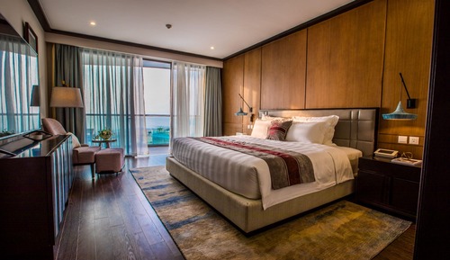 Deluxe Ocean View King Bed