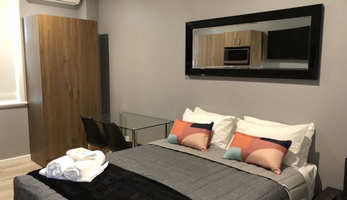 Studio Queen with External Bathroom