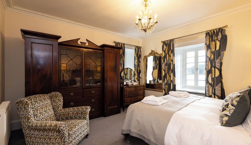 Super King with Lake View Ensuite Rm 6