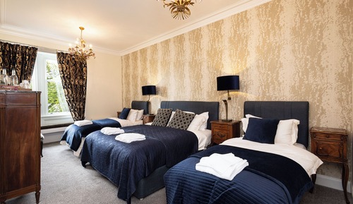 Family Room with Lake View Ensuite- Rm 3