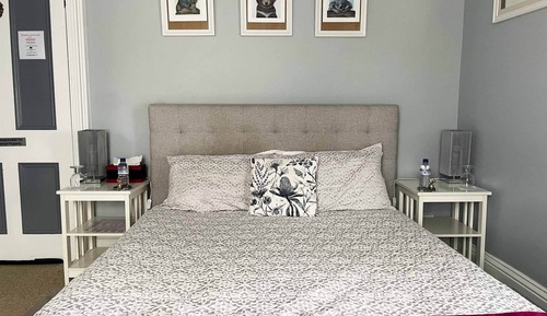 Oak Room, Deluxe Queen Room, Shared Bathroom