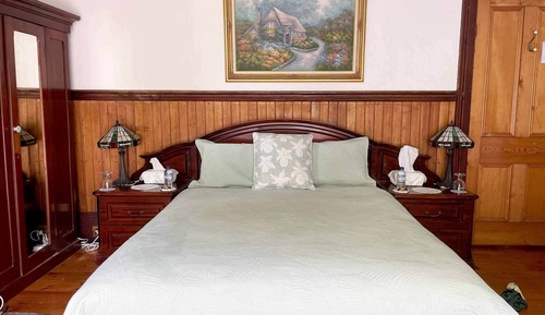 Waratah Room, Superior Queen Room, Shared Bathroom