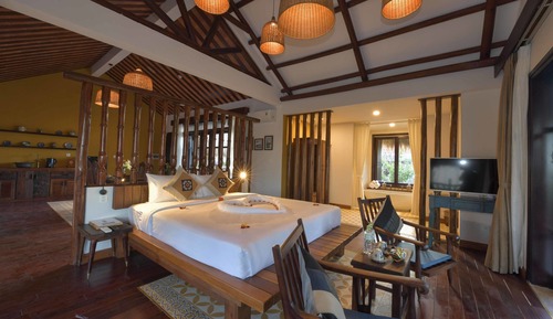Executive Suite with External or Internal Bathtub