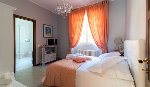 Double Room (Rosa)
