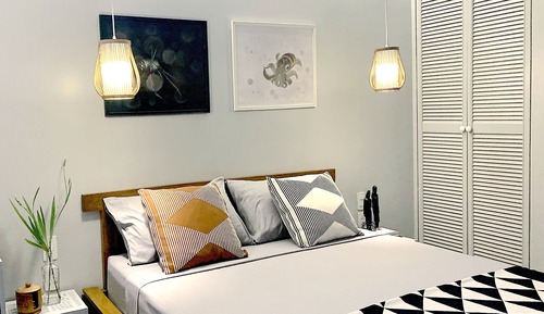 Deluxe Room, 1 Queen Bed, Partial Ocean View