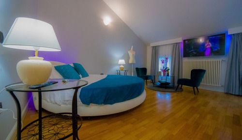 Penthouse (Una Rotonda Sul Mare)