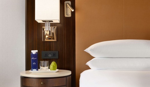 Deluxe Room, 1 King Bed, Accessible Bathtub