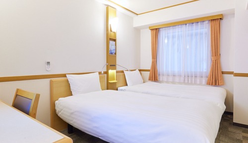 Twin Room, Smoking
