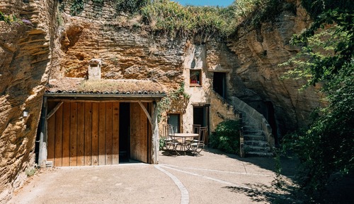 Comfort Room, Courtyard View