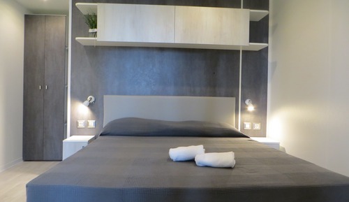 Room (Perla)