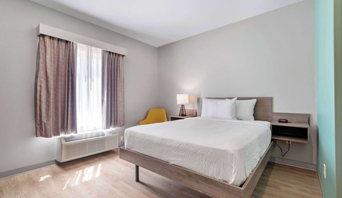Room, 1 Queen Bed, Mobility Accessible, Non Smoking (Bathtub w/Grab Bars)