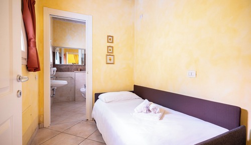 Comfort Room, Courtyard View