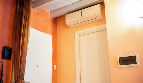 Comfort Room, Courtyard View