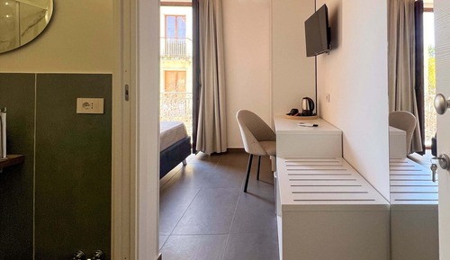 Comfort Room, Balcony