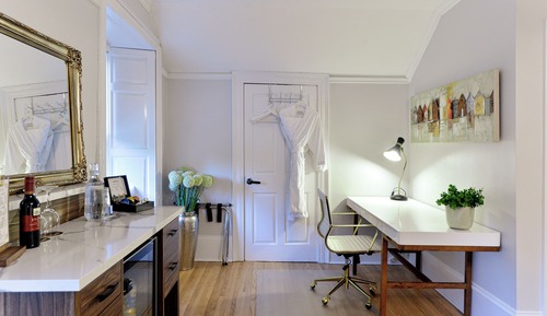Deluxe Double Room, 1 King Bed, Private Bathroom, Pool View