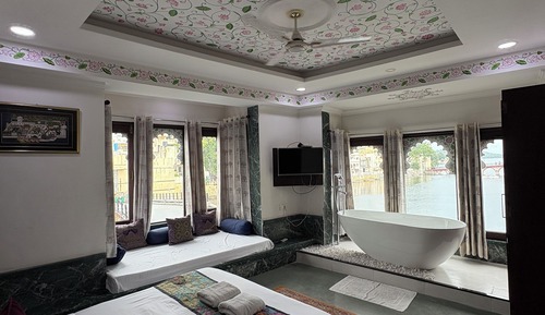 Premium Studio Suite, Accessible Bathtub, Lake View
