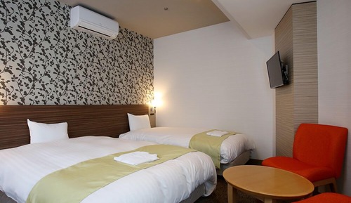 Twin Room, Smoking