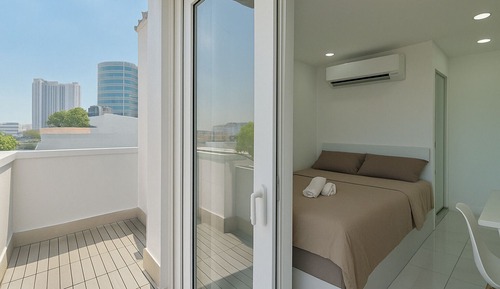 Economy Studio, Balcony