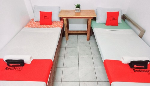 Economy Room, 2 Twin Beds, Non Smoking, Shared Bathroom