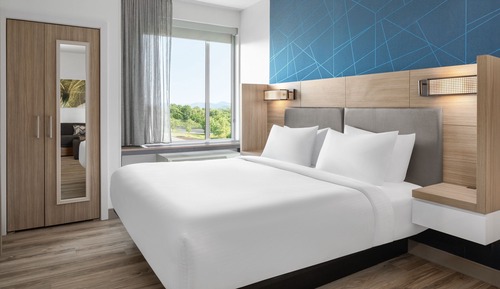 Suite, 1 King Bed (Hearing Accessible)