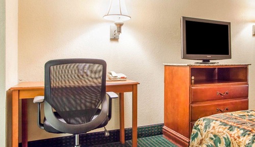 Standard Room, 1 Queen Bed, Smoking, Refrigerator & Microwave