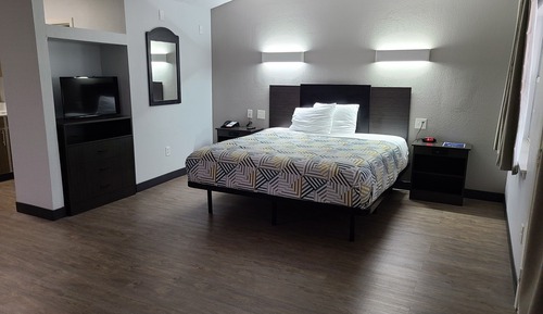 Deluxe Room, 1 Queen Bed, Non Smoking, Kitchenette
