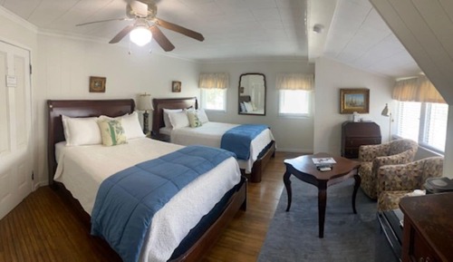 Comfort Room, 2 Queen Beds (Private Hall Bath )