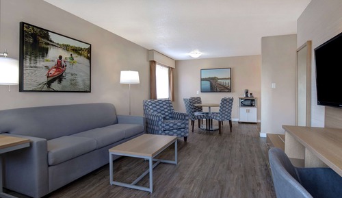 1 Queen Bed Non-Smoking Water View Suite With Sofa Bed