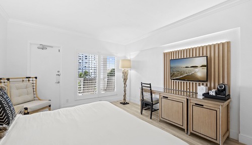Room, 1 King Bed, Balcony, Partial Ocean View