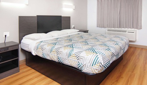 Deluxe Room, 1 King Bed, Non Smoking, Refrigerator & Microwave