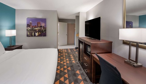 Room, 1 King Bed, Accessible, Non Smoking (Roll-in Shower)