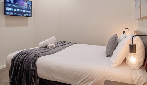 Superior One Bedroom Queen Apartment