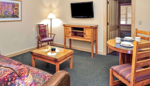 1 Bedroom 1 King Suite with Sofabed