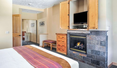 1 Bedroom 1 King or 2 Queens Suite Plus