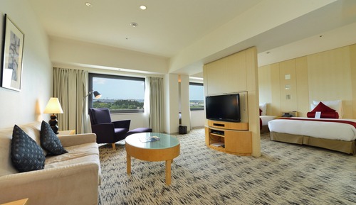 Junior Suite, 2 Double Beds (Airport View)